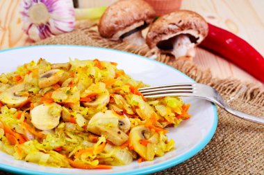 Havuç ve mantar ile kızarmış lahana