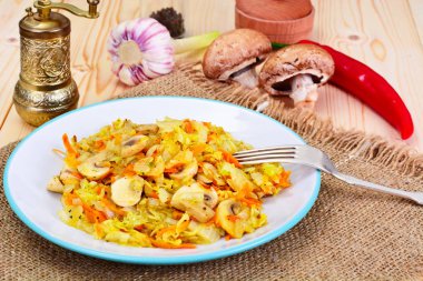 Havuç ve mantar ile kızarmış lahana