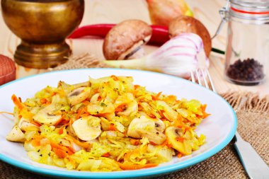 Havuç ve mantar ile kızarmış lahana