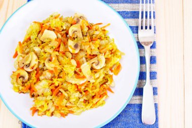 Havuç ve mantar ile kızarmış lahana