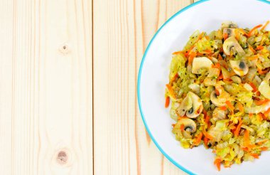 Havuç ve mantar ile kızarmış lahana