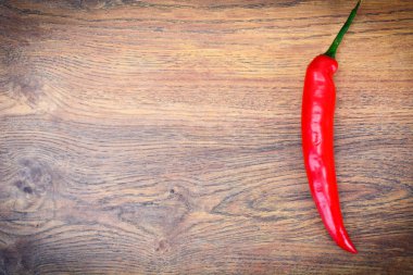 Beyaz arka plan üzerinde izole kırmızı sıcak soğuk biber