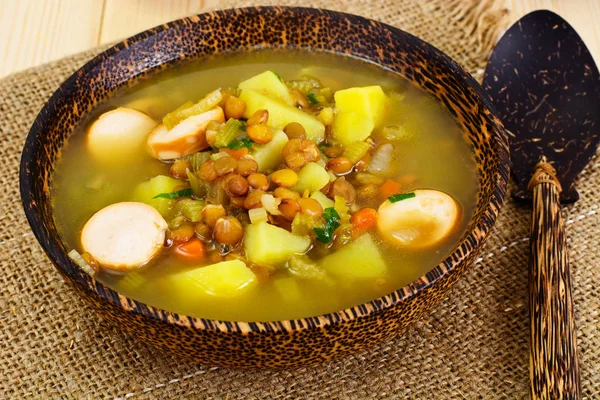 Сочевицю суп з ковбасою — стокове фото