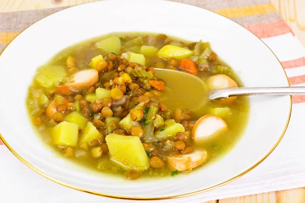 Чечевичный суп с колбасой — стоковое фото