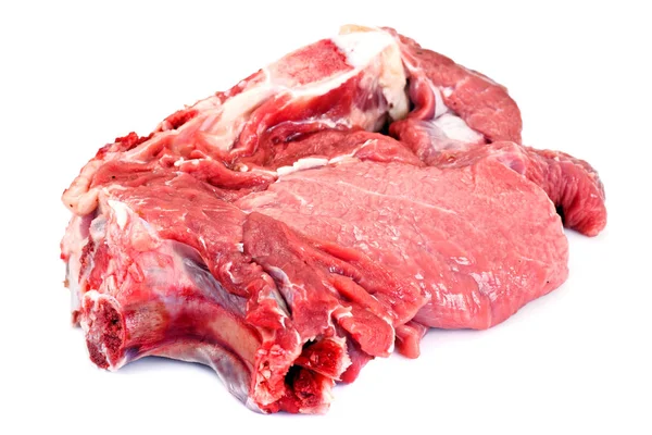 Шматок свіжої сирої яловичини, телятина ізольована на білому тлі — стокове фото