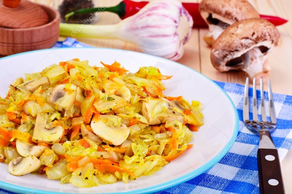 Braised Cabbage with Carrots and Mushrooms — Stock Photo
