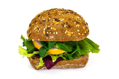 Sandviç sosis ve sebzeler, kepekli ekmek ile