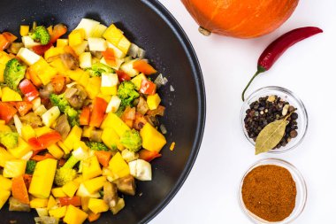 Karışık sebze üzerinde bir tavada ev dantelli peçeteler, Komposto, bir