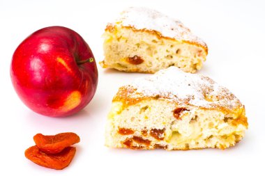 Elmalı turta ile beyaz bir arka plan üzerinde Kuru Kayısı