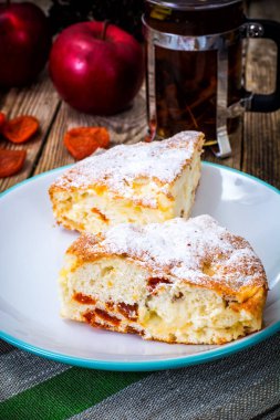 Elma pasta bir arka plan üzerinde Kuru Kayısı ile eski yönetim kurulu gri