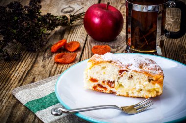 Elma pasta bir arka plan üzerinde Kuru Kayısı ile eski yönetim kurulu gri