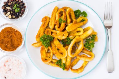 Ekmek kırıntıları kızarmış kalamar halkaları