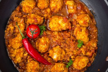 Tavada sebze baharatlı soslu tavuk köfte