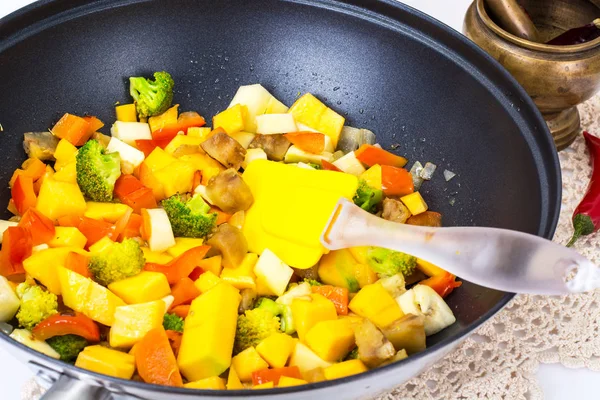 Mix van groenten, gestoofd in een pan op home gehaakte servetten op een — Stockfoto