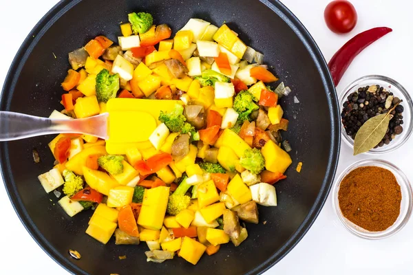 Смешайте овощи, тушеные на сковороде, домашними вязаными салфетками на сковороде. — стоковое фото