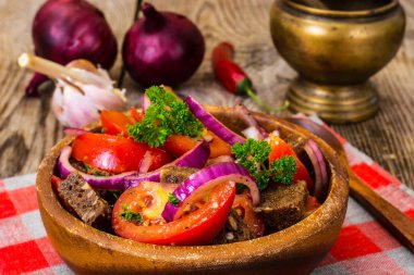 Ekmek, domates, kırmızı soğan, bitkisel yağ ile basit salata