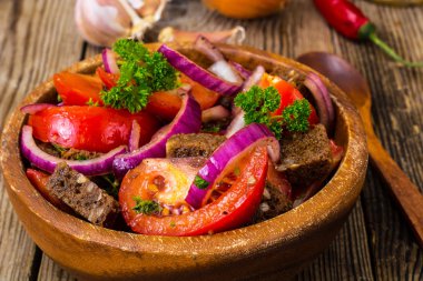 Ekmek, domates, kırmızı soğan, bitkisel yağ ile basit salata