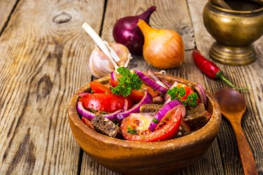 Ekmek, domates, kırmızı soğan, bitkisel yağ ile basit salata