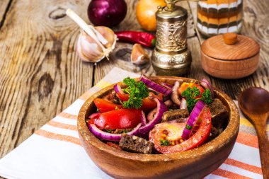 Ekmek, domates, kırmızı soğan, bitkisel yağ ile basit salata