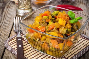 Bir cam salata tabağı ızgara sebze