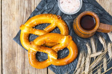 Susam ve deniz tuzu ile ev yapımı yumuşak pretzels