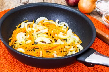 Kavrulmuş havuç ve soğan bir tavada