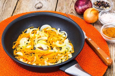 Kavrulmuş havuç ve soğan bir tavada