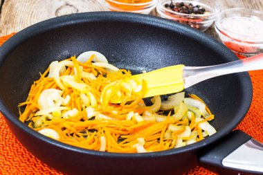 Kavrulmuş havuç ve soğan bir tavada