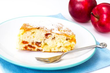 Elmalı turta ile beyaz bir arka plan üzerinde Kuru Kayısı
