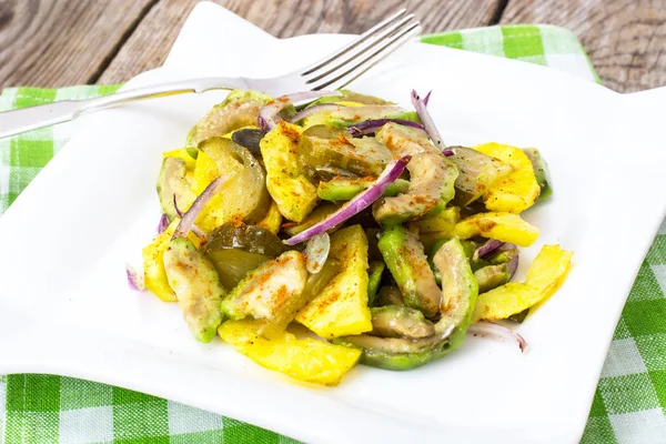 Здоровый салат с авокадо, картофелем и огурцами — стоковое фото