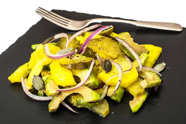 Вкусный салат с авокадо и картошкой — стоковое фото