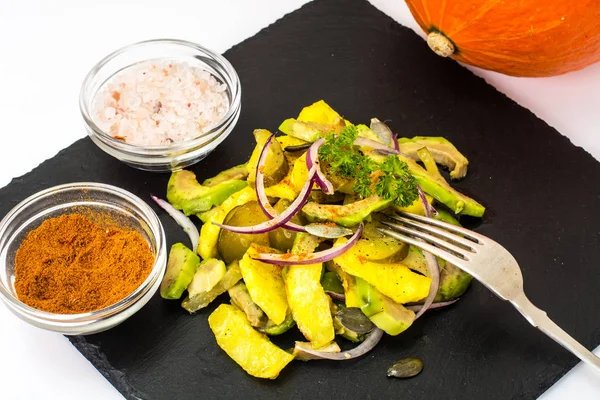 Вкусный салат с авокадо и картошкой — стоковое фото