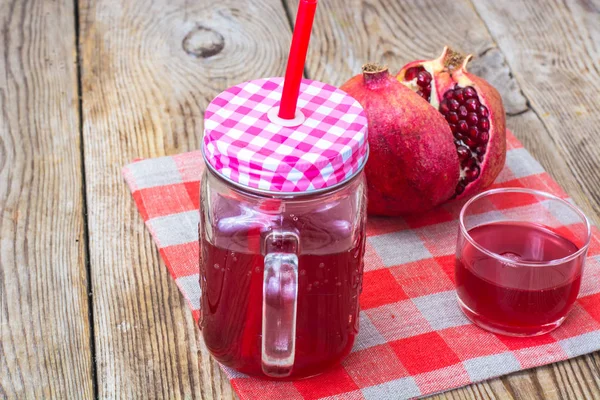 Zumo natural de granada y manzanas rojas — Foto de Stock