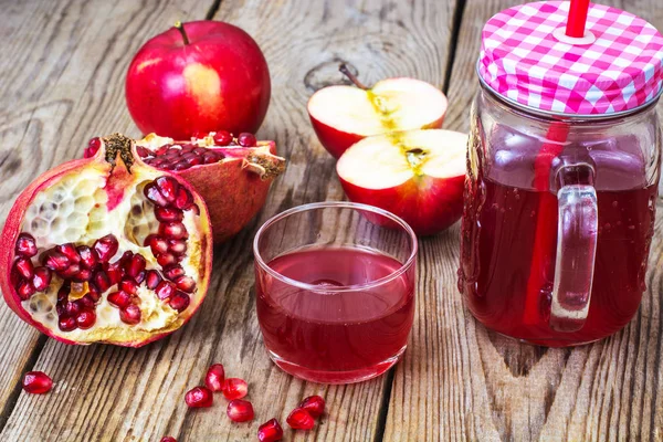 Zumo natural de granada y manzanas rojas — Foto de Stock