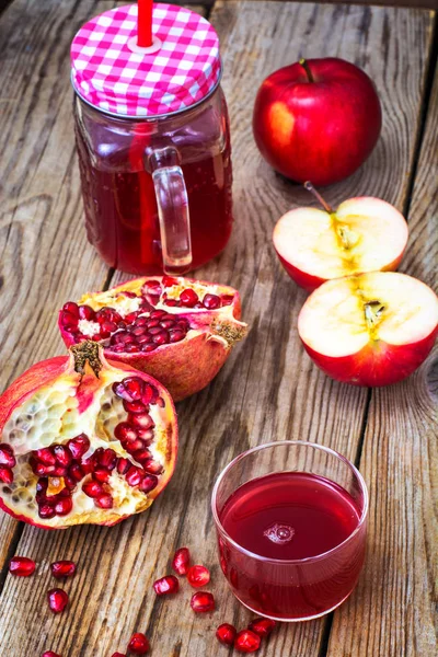 Zumo natural de granada y manzanas rojas — Foto de Stock