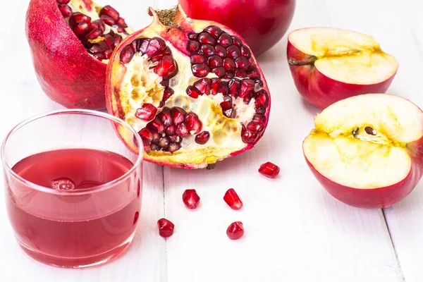 Jus alami dari delima dan apel merah — Stok Foto