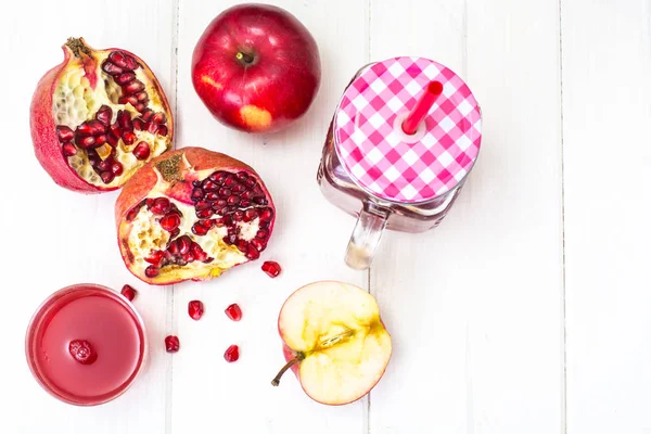 Zumo natural de granada y manzanas rojas — Foto de Stock