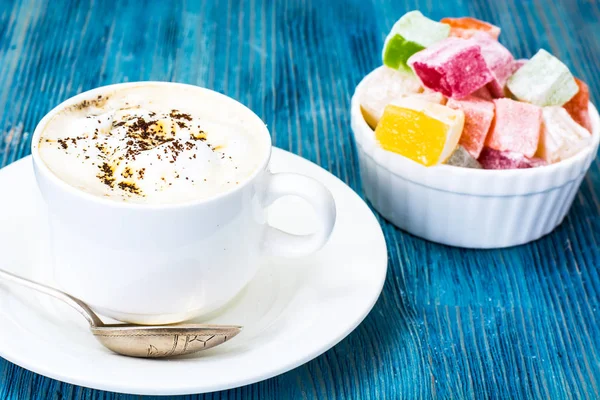 Восточный десерт турецкая радость и кофе со сливками — стоковое фото