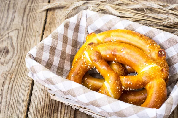 Cesta de pão com pretzels bávaros caseiros tradicionais — Fotografia de Stock