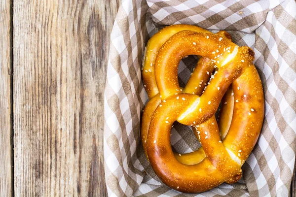 Cesta de pão com pretzels bávaros caseiros tradicionais — Fotografia de Stock
