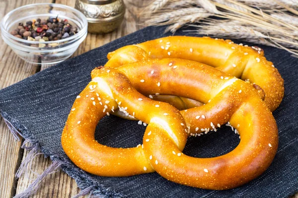 Caseiro macio pretzels com sementes de gergelim e sal marinho — Fotografia de Stock