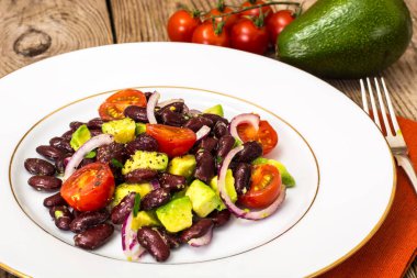 Fasulye ve eski kurulları arka plan üzerinde Avokado salatası