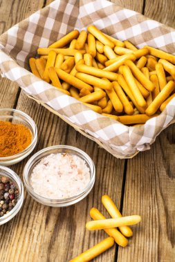 Çıtır çıtır ekmek tuz ve baharatlar ile sopa