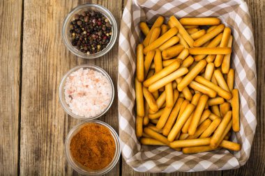 Çıtır çıtır ekmek tuz ve baharatlar ile sopa