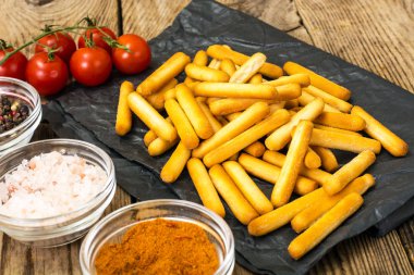 Çıtır çıtır ekmek tuz ve baharatlar ile sopa