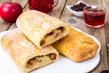Apple strudel süzme peynir ve kuru üzüm ile