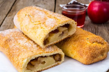 Apple strudel süzme peynir ve kuru üzüm ile