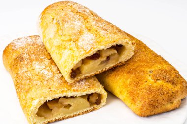 Apple strudel süzme peynir ve kuru üzüm ile
