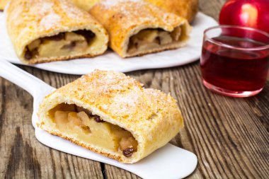 Apple strudel süzme peynir ve kuru üzüm ile