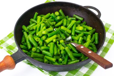 Dökme demir tavada yeşil fasulye